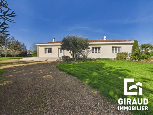 Maison de plain-pied à vendre 275 600 € 6 pièces 4 chambres 180,7 m² 3 133 m² de terrain Fontenay-le-Comte 85200