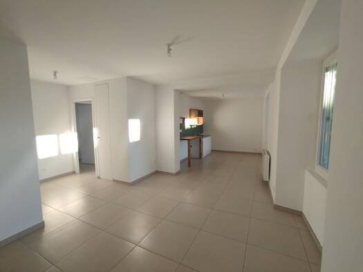 Appartement à louer 813 € 4 pièces 3 chambres 86 m² Étage 1/2 Lablachère 07230