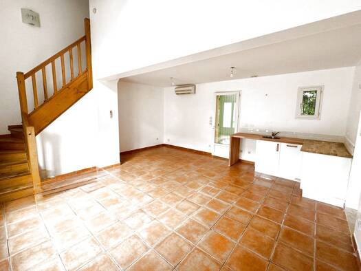 Appartement à vendre 267 000 € 3 pièces 2 chambres 52,3 m² RDC Trets 13530