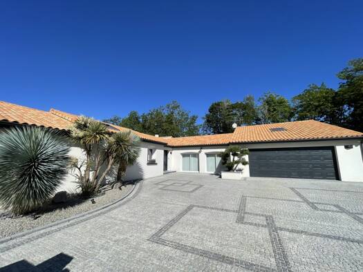 Maison à vendre 995 000 € 9 pièces 5 chambres 445 m² 3 900 m² de terrain Mignaloux-Beauvoir 86550