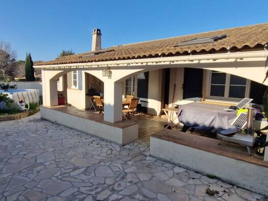 Maison de plain-pied à vendre 430 000 € 5 pièces 3 chambres 114 m² 503 m² de terrain Peripherie Saint-Mitre-les-Remparts 13920