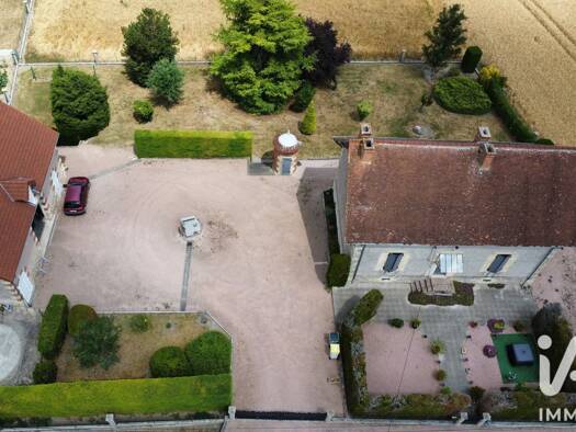Maison à vendre 229 000 € 6 pièces 3 chambres 135 m² 16 385 m² de terrain Saint-Gérand-le-Puy 03150