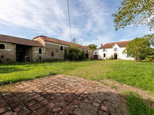 Maison à vendre 279 000 € 7 pièces 4 chambres 264 m² 3 949 m² de terrain Maubourguet 65700