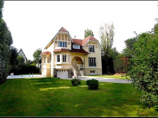 Maison à louer 6 400 € 9 pièces 6 chambres 262 m² 1 000 m² de terrain Ibis Le Vésinet 78110