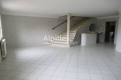 Maison à louer 1 300 € 5 pièces 4 chambres 134 m² 26 m² de terrain Aureille 13930