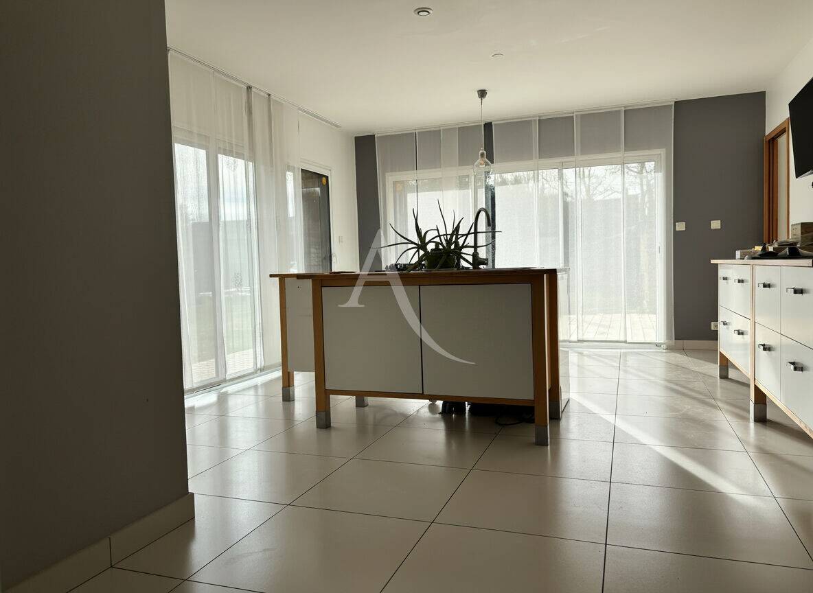 Maison à louer, 168m², SAINTE RADEGONDE DES NOYERS