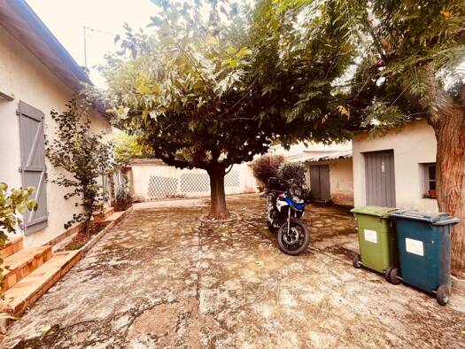 Maison de ville à louer 1 250 € 4 pièces 3 chambres 82 m² 150 m² de terrain Beausoleil Nimes 30000