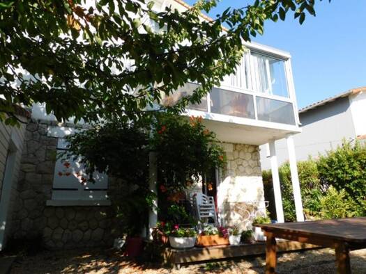 Maison de ville en viager Bouquet 271 200 € 6 pièces 4 chambres 137 m² 418 m² de terrain Parc Maisonfort Royan 17200
