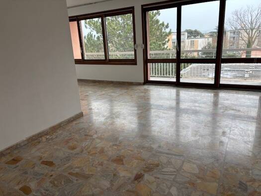 Appartement à louer 690 € 3 pièces 2 chambres 74,8 m² Étage 3/3 Pierrelatte 26700