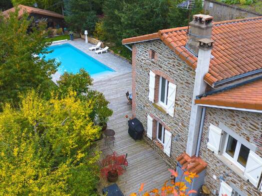 Maison à vendre 428 000 € 7 pièces 3 chambres 166 m² 12 371 m² de terrain Le Chambon Feugerolles 42500