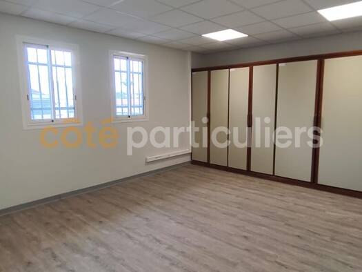 Local commercial à louer 1 600 € 119 m² de surface de vente Les Abymes 97139