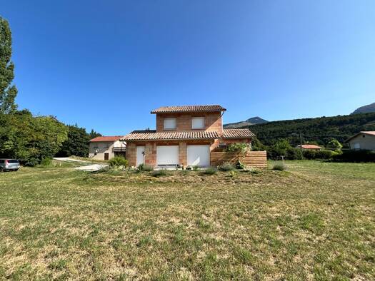 Maison à vendre 296 500 € 4 pièces 3 chambres 123 m² 5 025 m² de terrain La Faurie 05140