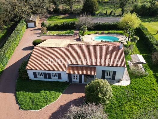 Maison de plain-pied à vendre 264 750 € 6 pièces 3 chambres 129,1 m² 3 529 m² de terrain Mareuil-sur-Lay-Dissais 85320