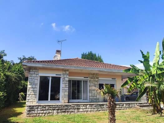 Maison de plain-pied à vendre 299 000 € 4 pièces 3 chambres 110 m² 1 100 m² de terrain Sauveterre-de-Béarn 64390