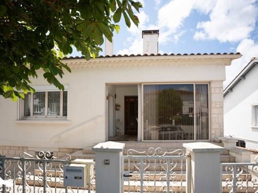 Maison à vendre 213 000 € 6 pièces 3 chambres 179 m² 444 m² de terrain Jonzac 17500