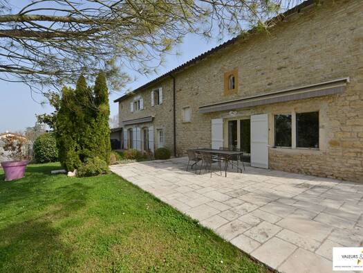 Maison à vendre 1 490 000 € 9 pièces 5 chambres 401 m² 3 768 m² de terrain Pommiers 69480