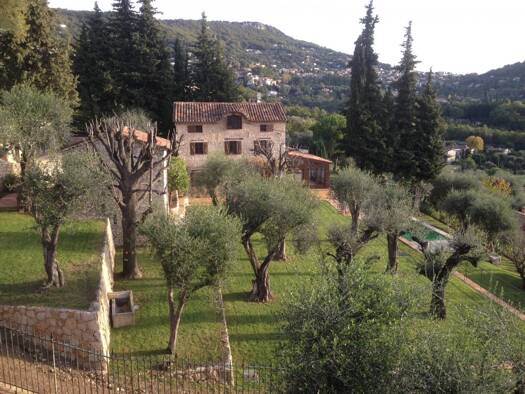 Villa à louer 5 450 € 7 pièces 7 chambres 190 m² 2 000 m² de terrain Châteauneuf-Grasse 06740