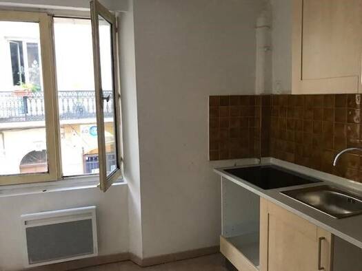 Appartement à louer 715 € 2 pièces 1 chambre 49,1 m² Étage 1/2 Centre Ville Le Beausset 83330