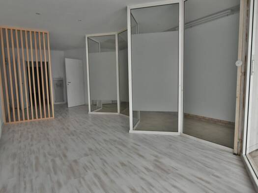 Local commercial à louer 640 € 105 m² de surface de vente Mairie-Stade-Bergereau-Depart Orthez 64300