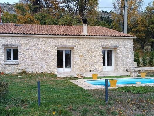 Maison à louer 1 990 € 3 pièces 2 chambres 85 m² 300 m² de terrain Le Bar-sur-Loup 06620