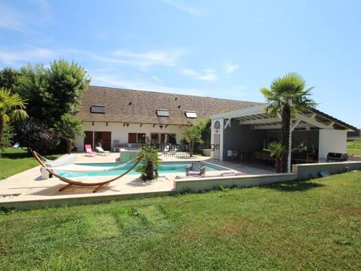 Maison à vendre 630 000 € 7 pièces 3 chambres 210 m² 32 874 m² de terrain Louhans Louhans 71500