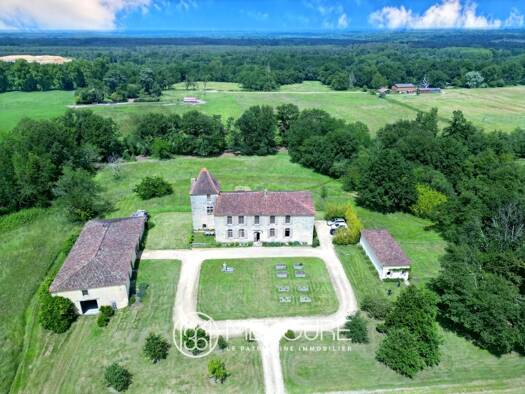 Château à vendre 1 380 000 € 12 pièces 8 chambres 533 m² 63 000 m² de terrain Mont-de-Marsan 40000