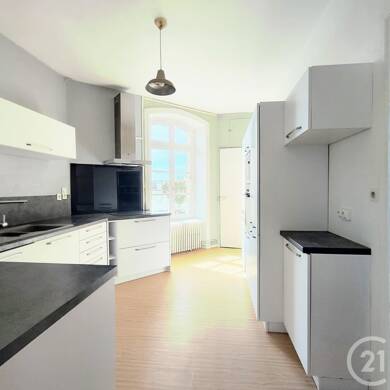 Appartement à louer 1 000 € 5 pièces 3 chambres 94,5 m² Dernier étage, Étage 1/1 Auray 56400