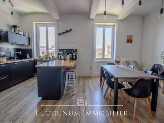 Appartement à vendre 235 000 € 6 pièces 3 chambres 144 m² Étage 2/2 Est Belleville-en-Beaujolais 69220