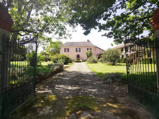 Maison à vendre 620 000 € 15 pièces 6 chambres 560 m² 9 658 m² de terrain Ladevèze-Rivière 32230