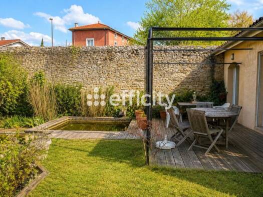Maison de ville à vendre 550 000 € 6 pièces 3 chambres 257 m² 960 m² de terrain Saint-Genis-les-Ollières 69290