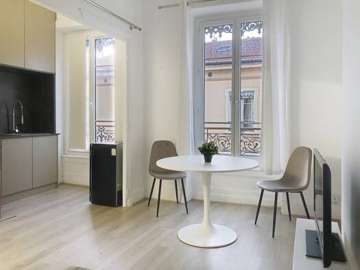 Studio à louer 800 € 1 pièce 24 m² Étage 4/5 Lyon 6ème arrondissement 69006