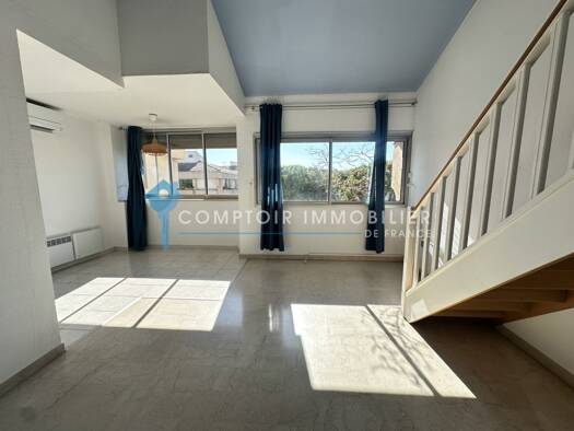 Appartement à louer 950 € 3 pièces 2 chambres 74 m² Étage 4/4 Nîmes 30000