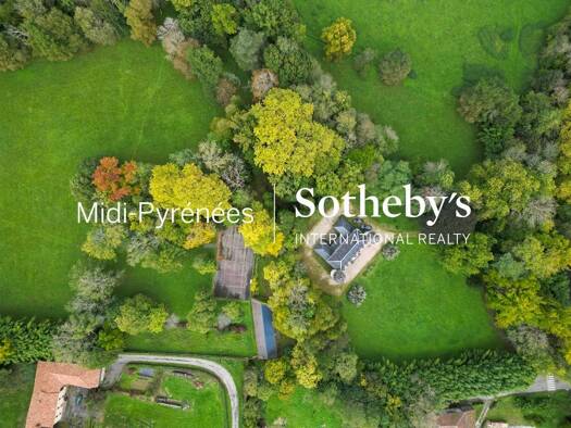 Château à vendre 930 000 € 18 pièces 11 chambres 515 m² 39 896 m² de terrain Salies-du-Salat 31260