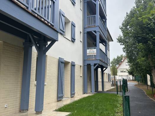 Appartement à louer 1 000 € 2 pièces 1 chambre 42 m² Étage 1/4 Tourgeville 14800