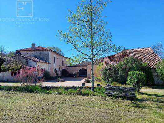 Maison à vendre 367 500 € 16 pièces 11 chambres 390 m² 27 754 m² de terrain Mareuil en Périgord 24340