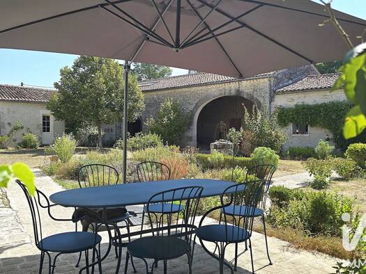 Maison à vendre 370 000 € 8 pièces 5 chambres 300 m² 1 400 m² de terrain Jarnac 16200