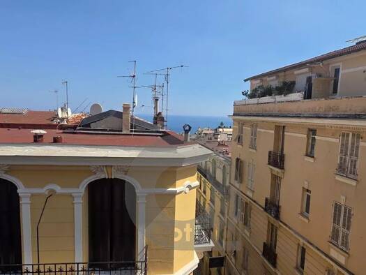 Appartement à louer 1 750 € 4 pièces 3 chambres 90 m² Étage 4/4 Supérieur Beausoleil 06240