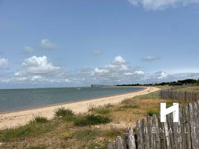 Boutique avec bail commercial 2 000 € 55 m² de surface de vente Île De Ré Rivedoux Plage 17940