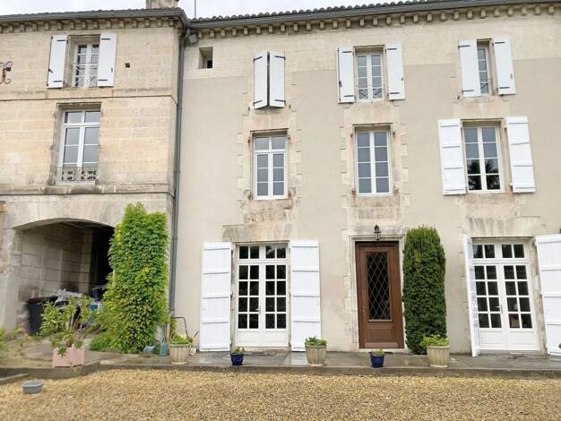 Maison de ville à vendre 745 500 € 11 pièces 6 chambres 406 m² 1 851 m² de terrain Saint Ausone-Saint Martin-Saint Gelais Angoulême 16000