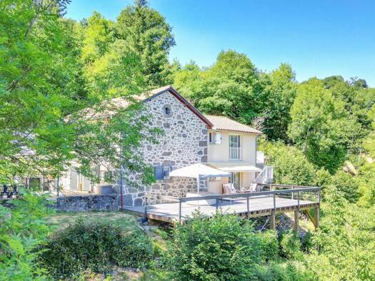 Maison à vendre 274 500 € 4 pièces 3 chambres 125 m² 14 161 m² de terrain Laroquevieille 15250