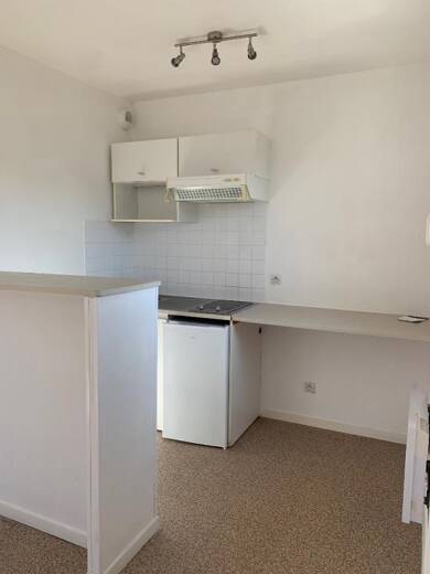 Appartement à louer 450 € 2 pièces 1 chambre 37 m² Dernier étage, Étage 1/1 Champ de Mars-Bussatte-Victor Hugo Angoulême 16000