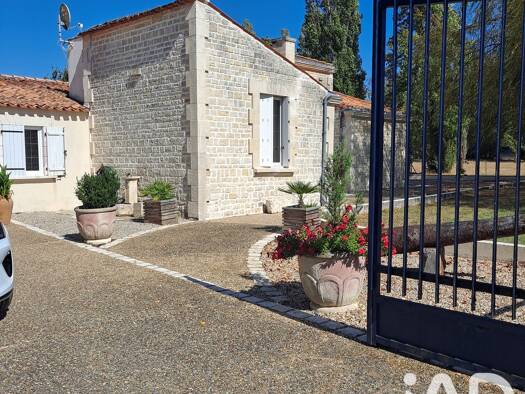 Demeure à vendre 496 000 € 7 pièces 4 chambres 210,54 m² 7 611 m² de terrain Ecarts Tonnay-Charente 17430