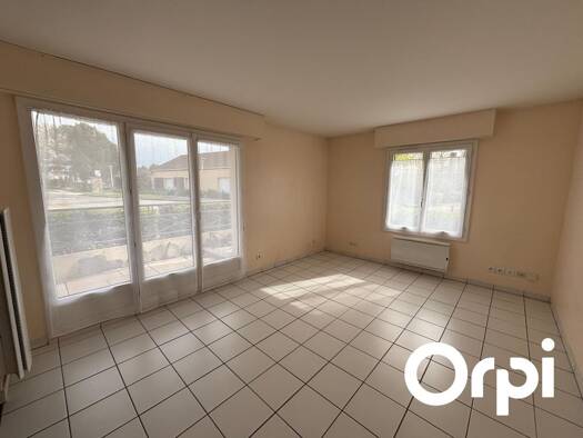 Appartement à louer 950 € 2 pièces 1 chambre 39 m² RDC/2 Le Village Montigny-le-Bretonneux 78180