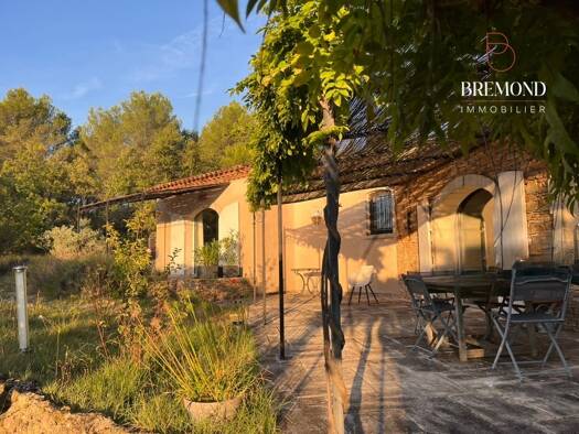 Maison à vendre 945 000 € 6 pièces 4 chambres 188 m² 26 000 m² de terrain Varages 83670