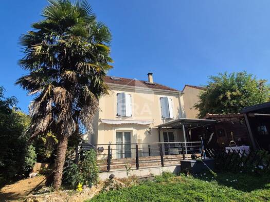 Maison à vendre 355 000 € 6 pièces 5 chambres 111 m² 299 m² de terrain Leclerc-Centre Ouest Brie-Comte-Robert 77170