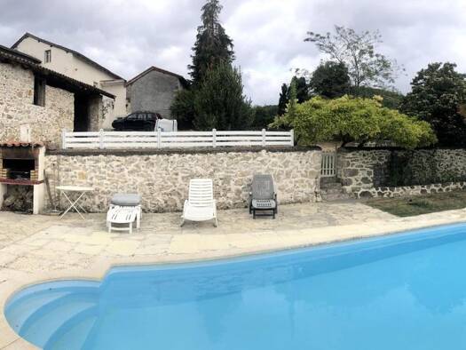 Maison à vendre 210 000 € 3 pièces 2 chambres 88 m² 975 m² de terrain Saint-Santin-de-Maurs 15600