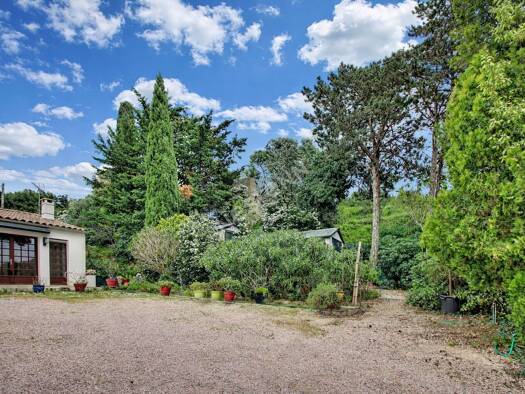 Maison de plain-pied à vendre 430 000 € 4 pièces 3 chambres 98 m² 463 m² de terrain Avenue de Marseille-Liourat Vitrolles 13127