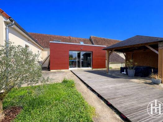 Maison à vendre 285 000 € 7 pièces 5 chambres 235 m² 2 863 m² de terrain Saint-Pierre-les-Étieux 18210