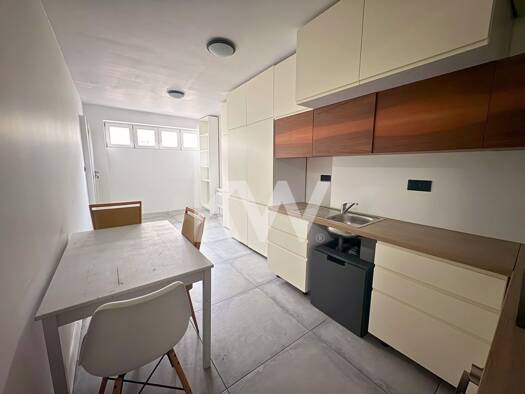 Local d'activités à vendre 195 000 € 42,6 m² d'espace de stockage Clagny-Glatigny Versailles 78000