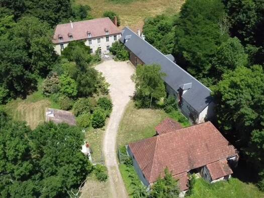 Maison à vendre 799 995 € 12 pièces 8 chambres 417 m² 83 964 m² de terrain Espinasse-Vozelle 03110